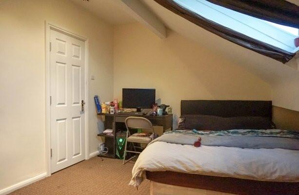 A cozy bedroom featuring a double bed with a si...