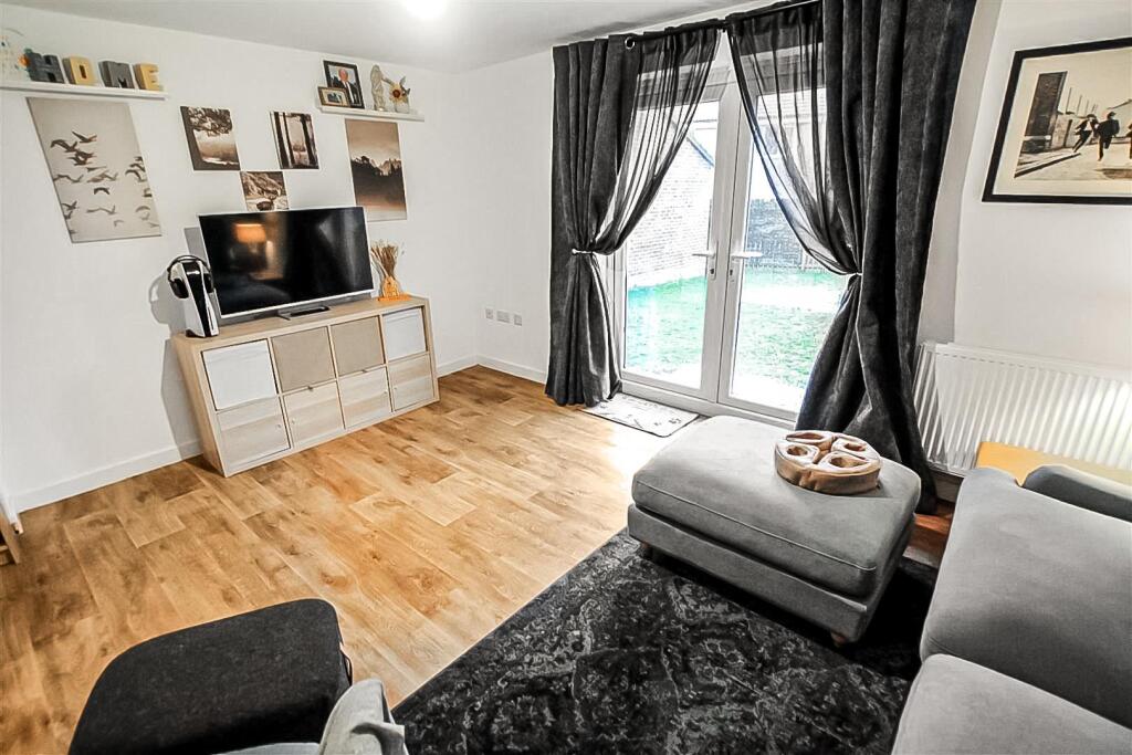 Living Room (2).jpg
