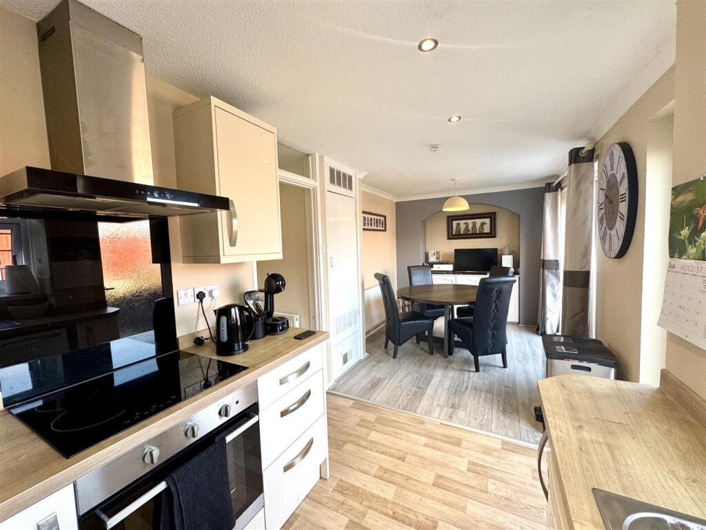 KITCHEN/DINING ROOM