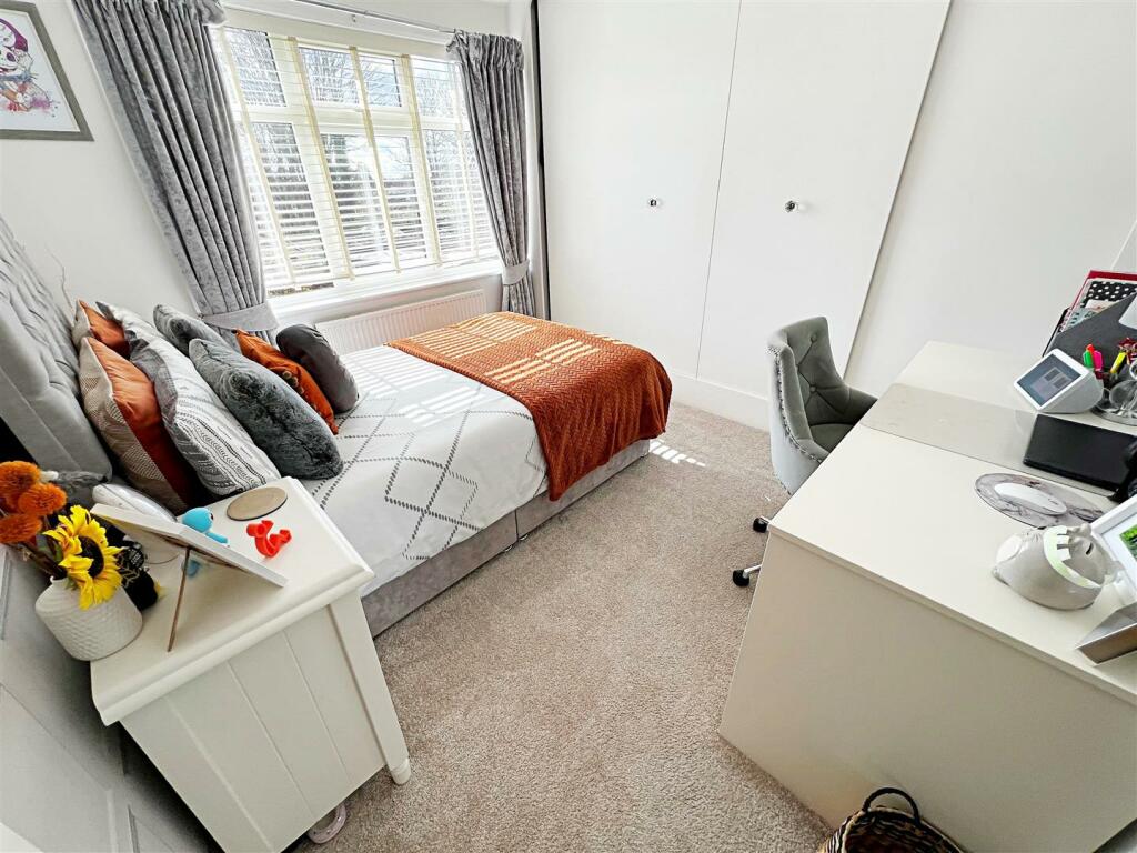 BEDROOM 2