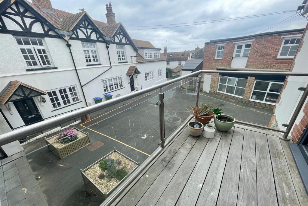 Balcony off the sitt
