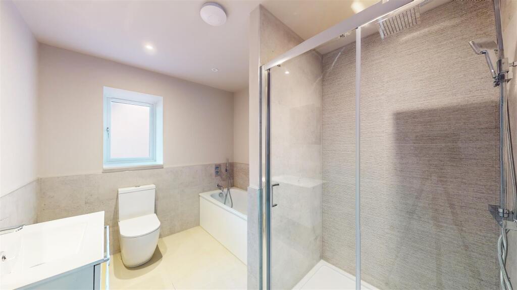 King Edwards Fields 5 Bathroom 1.jpg