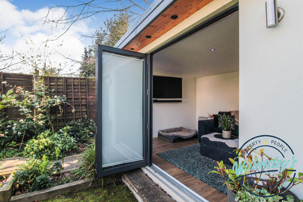 Exceptional garden cabin/home office/bedroom/gym/c