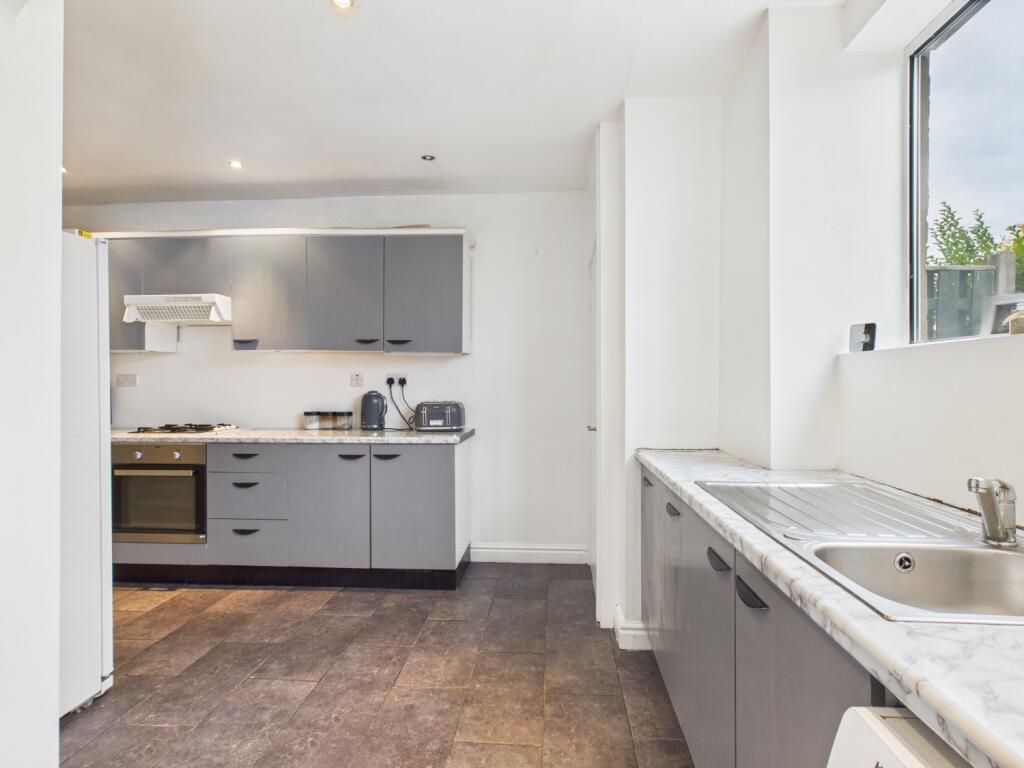 CAM03729G0-PR0158-STILL023