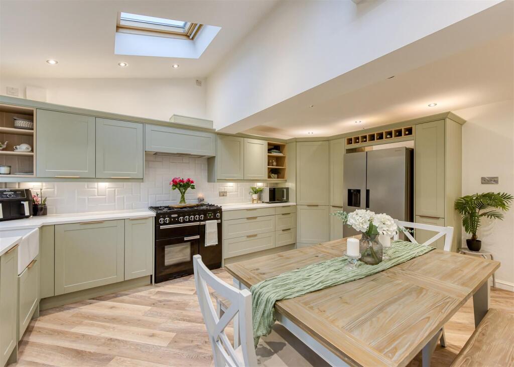 18 Charters Avenue-kitchen2.jpg