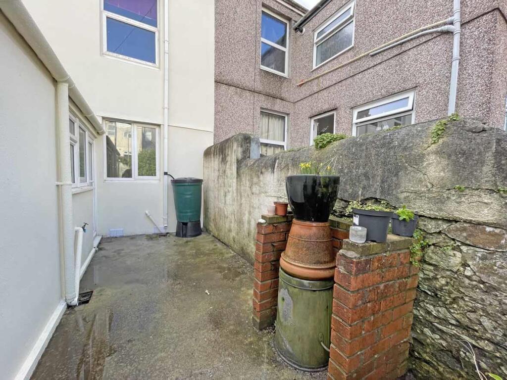 Florence Street 11 Courtyard 1.jpg