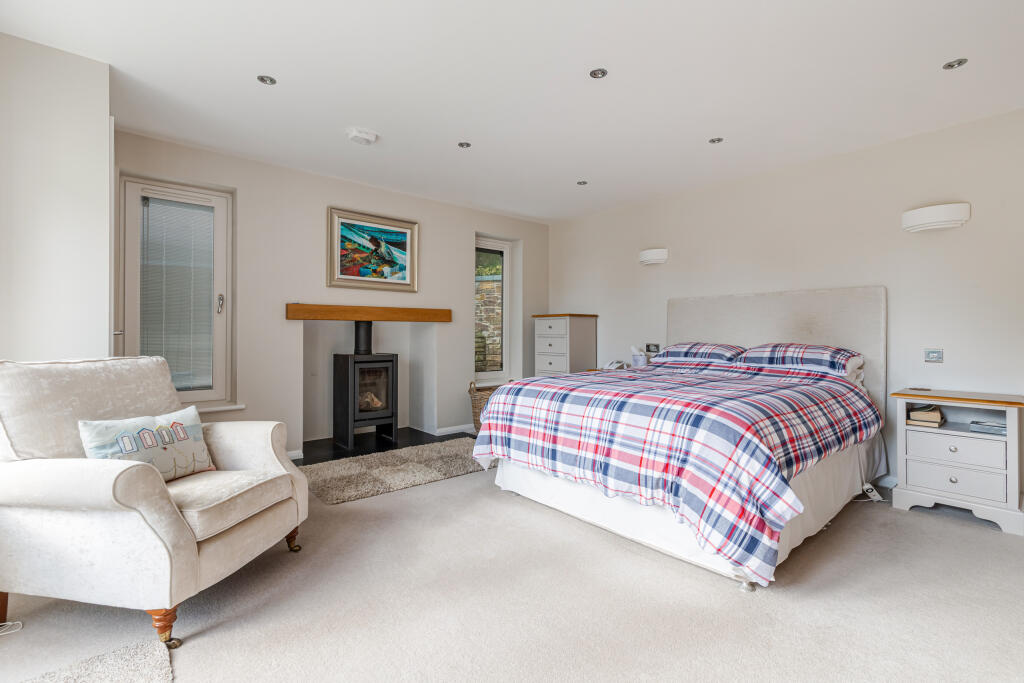 19 Main Bedroom 25 Start Bay Park Strete - 250919