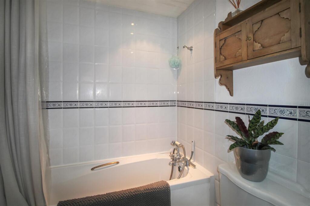 HOUSE BATHROOM/ W.C.