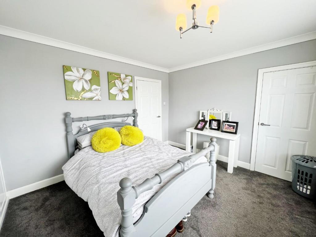 Bedroom 1 pic 3.jpg