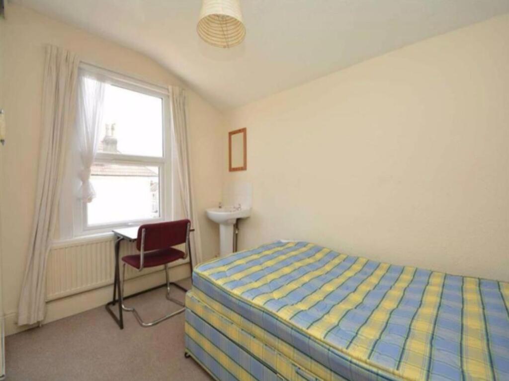 A bright and tidy double bedroom featuring a co...