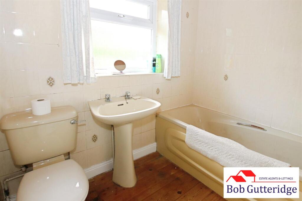 FIRST FLOOR BATHROOM