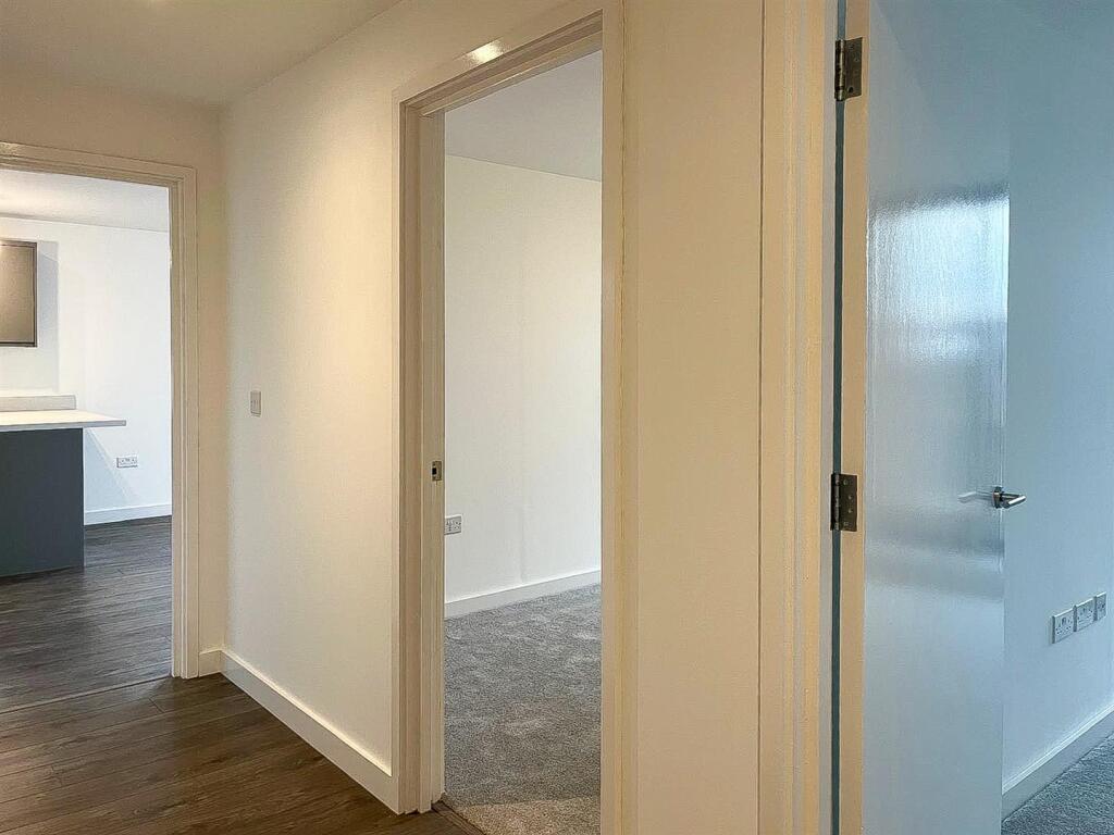 7 Crescent hallway.jpg