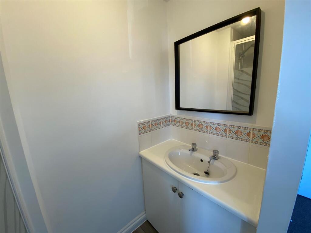 28 Thistle Close - en suite shower room.jpg