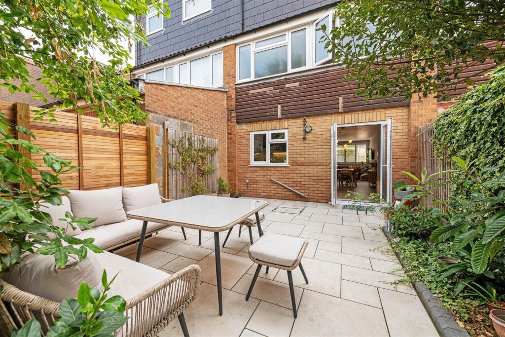 43 Penwith Rd Gdn 2.jpg