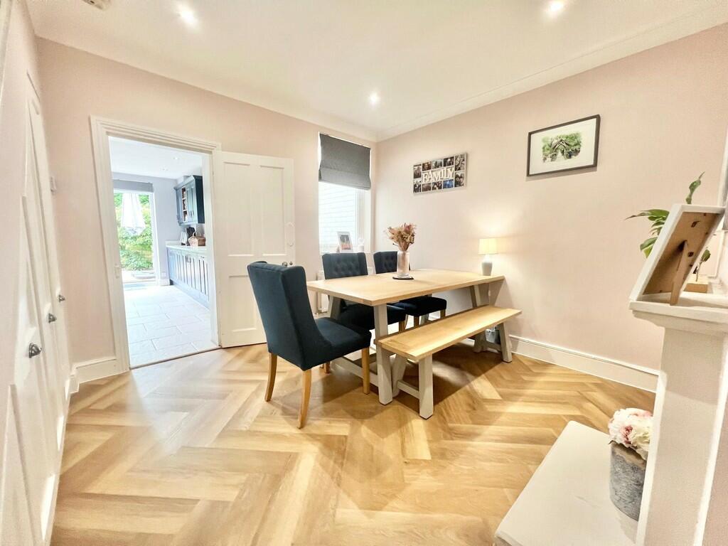 DInning room phot...