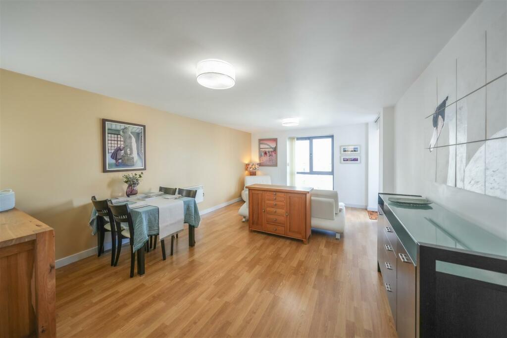 LIVING ROOM/DINING ROOM