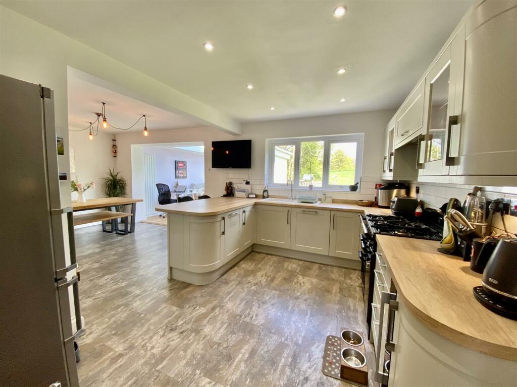 KITCHEN/DINING ROOM