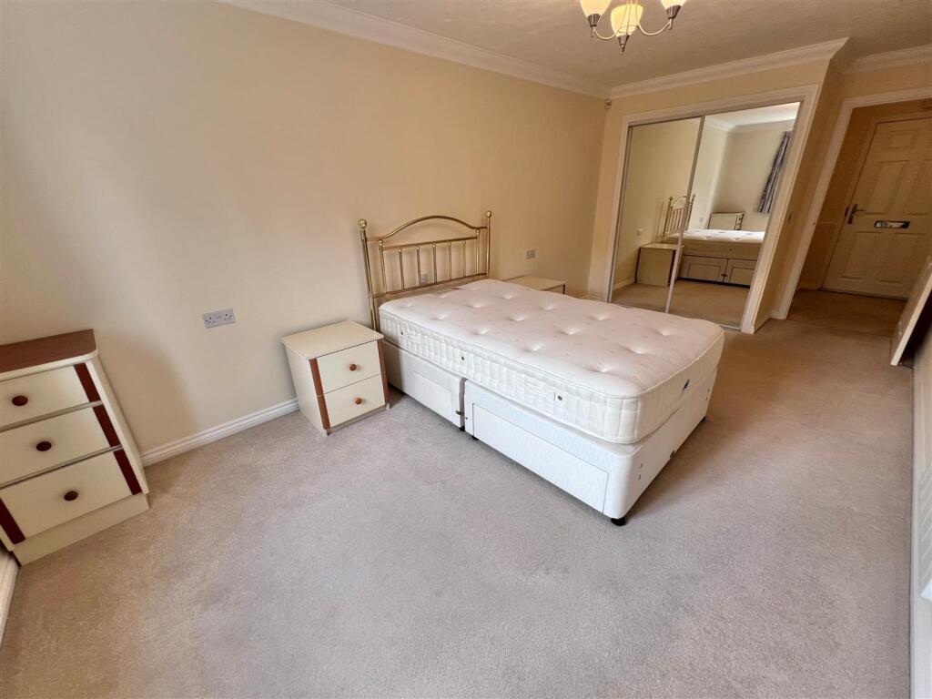 Bedroom 1a.jpg
