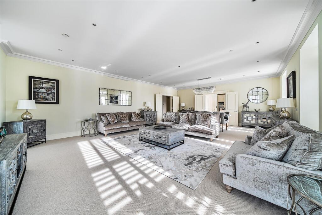 Sitting/dining room