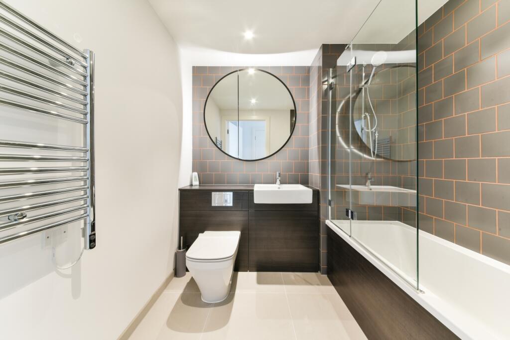 Western Gateway, Roy