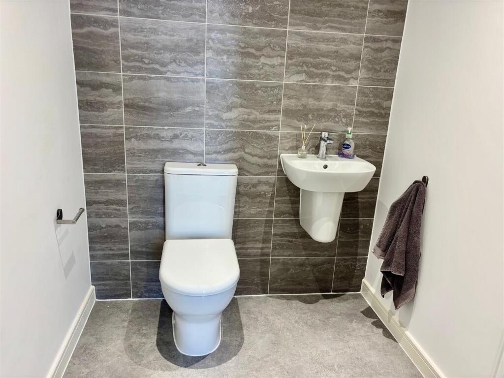 Guest's Cloakroom / Wc