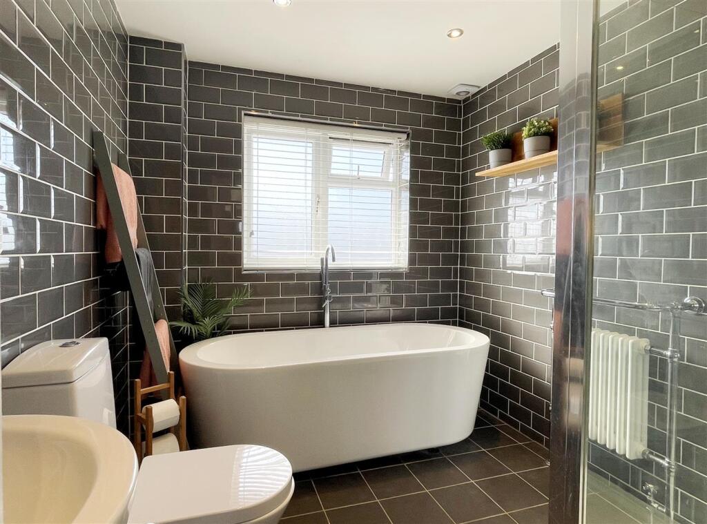 Bathroom 1.JPG