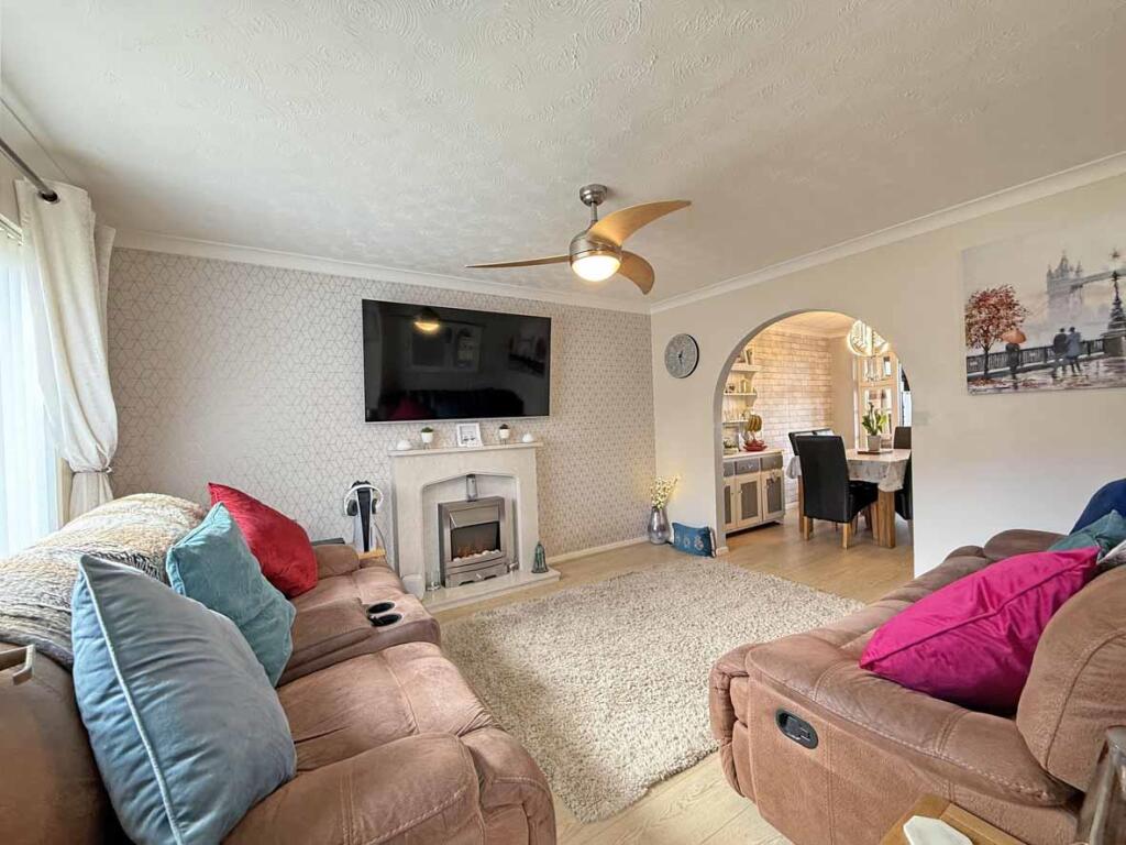 Battershall Close 9 - Lounge 2...jpg