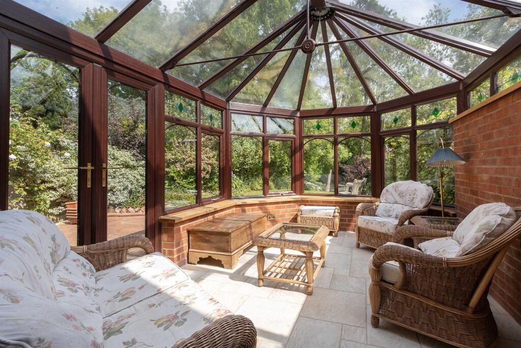 12 Manor House Close, Rugby (5).jpg