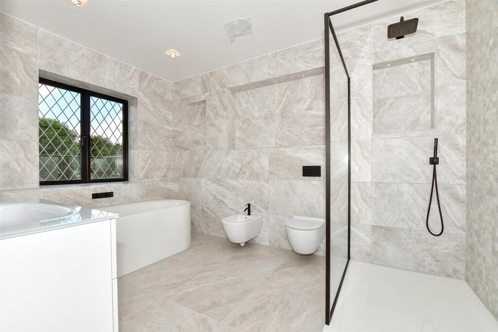 En-Suite Bathroom