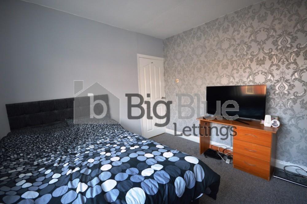 A cozy double bedroom featuring a comfortable d...
