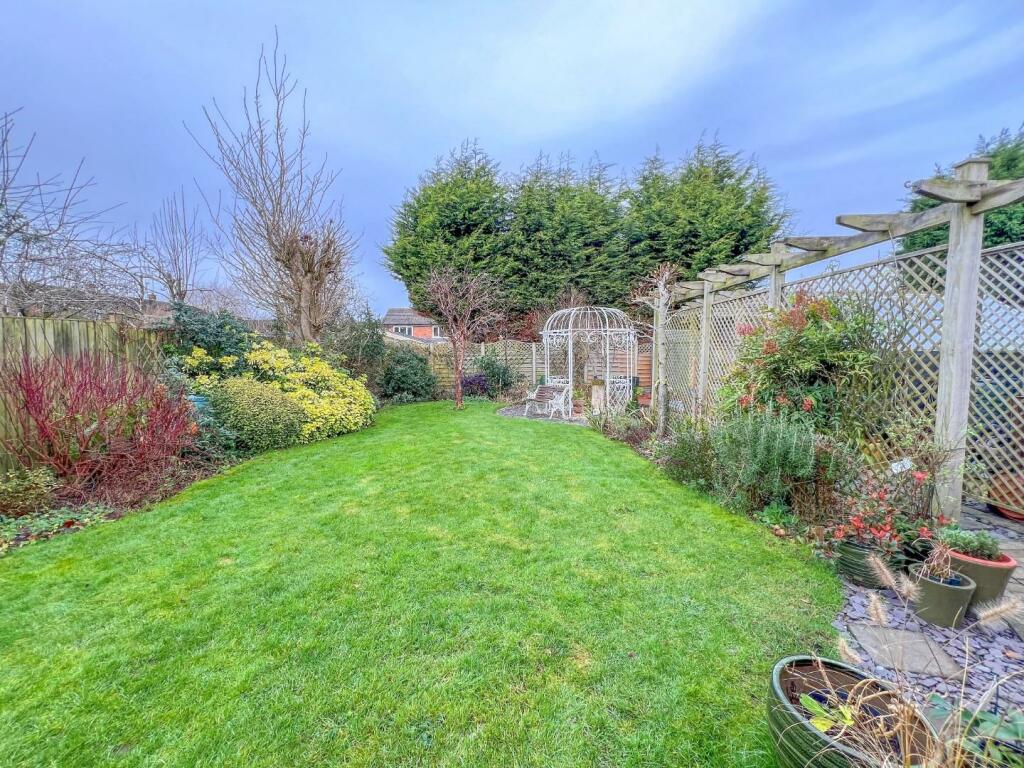 Hill Farm Avenue - Image-8.jpg