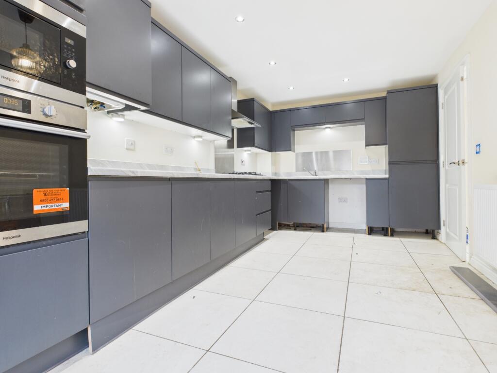 CAM03729G0-PR0178-STILL015