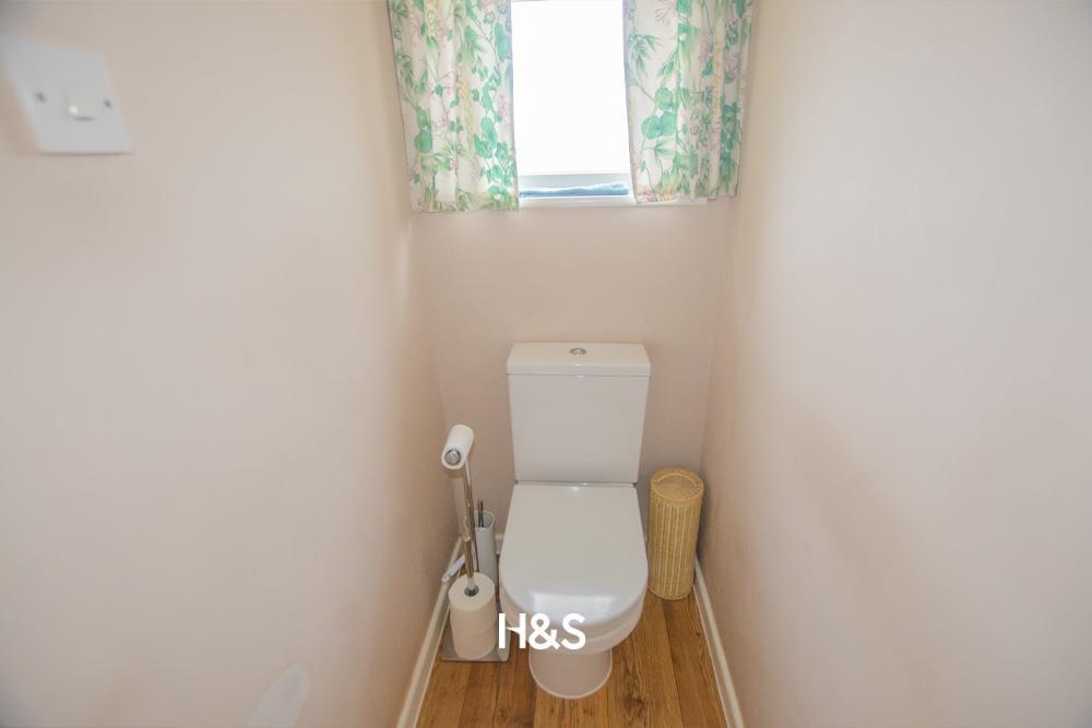 51 mollington crescent - wc.jpg