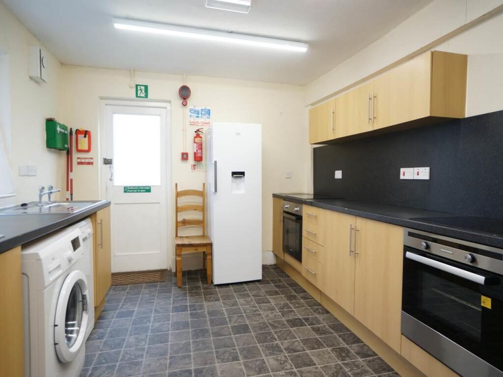 26CollegeRd_Kitchen1.4.JPG