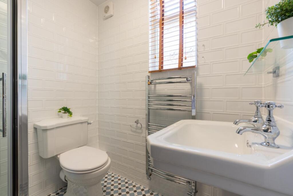 35KR - Bathroom 2