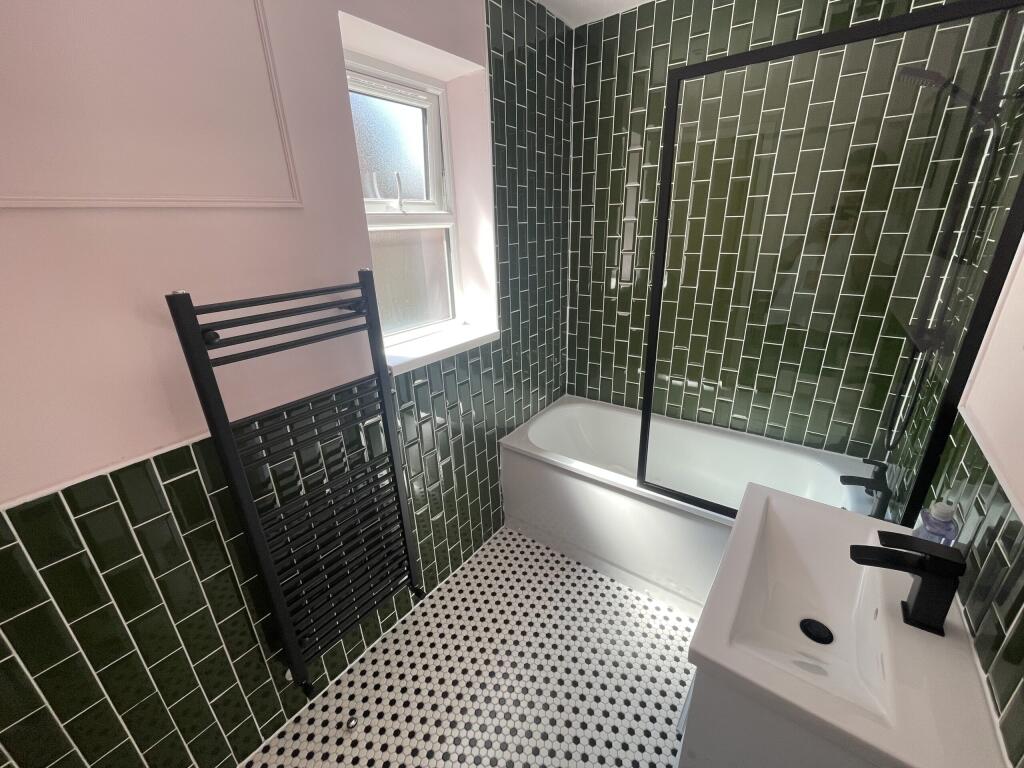 62 Park Street - Bathroom(2).jpeg