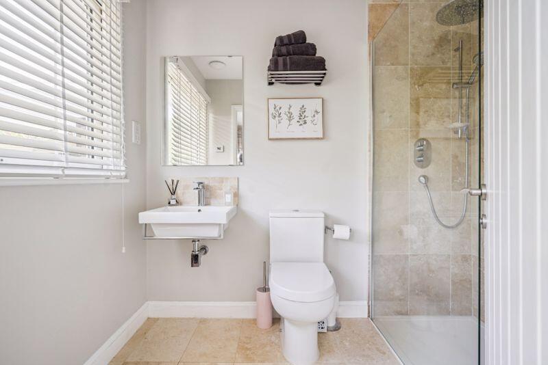 En suite to bedroom / office