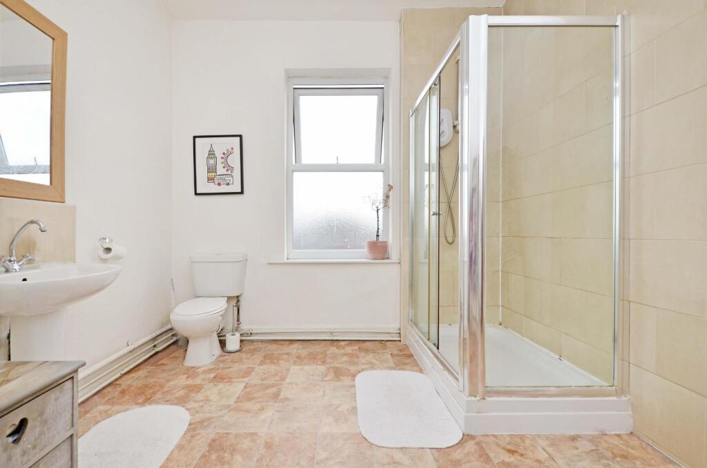 Bathroom 2.JPG