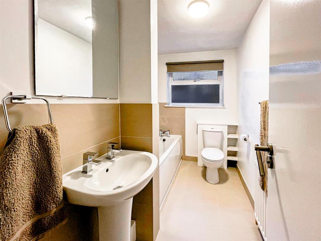19 High Trees -  Bathroom-1.jpg
