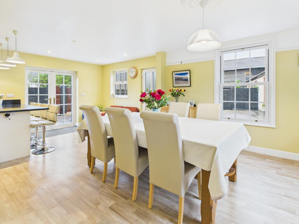 CAM02519G0-PR0330-STILL016