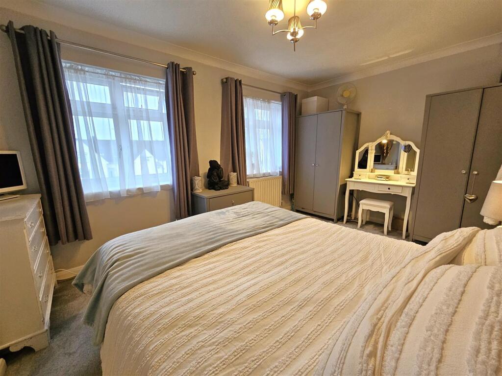 Master bedroom.2.jpg