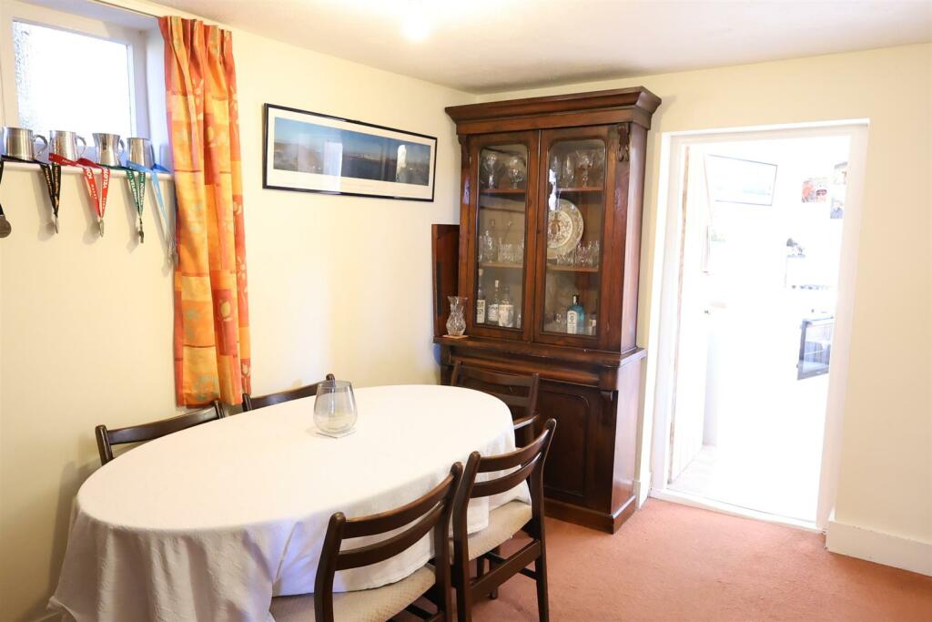 DINING ROOM (2)
