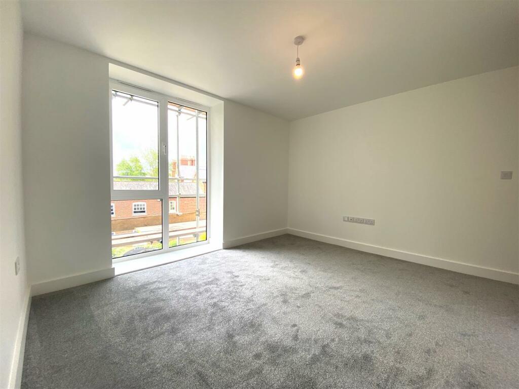 Bedroom 1a.jpg