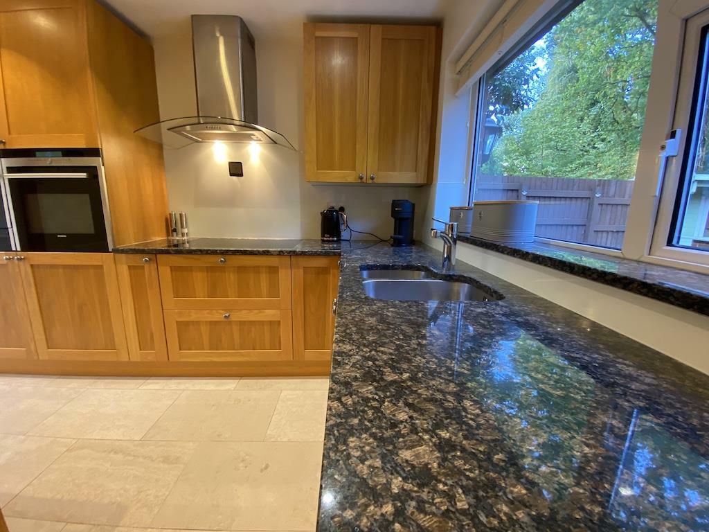 8 - Granite worktops.jpg