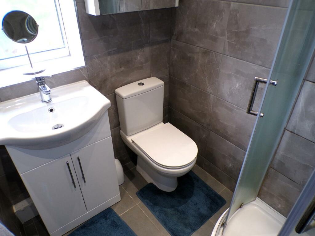 ArgyllParkRd2bath1.JPG