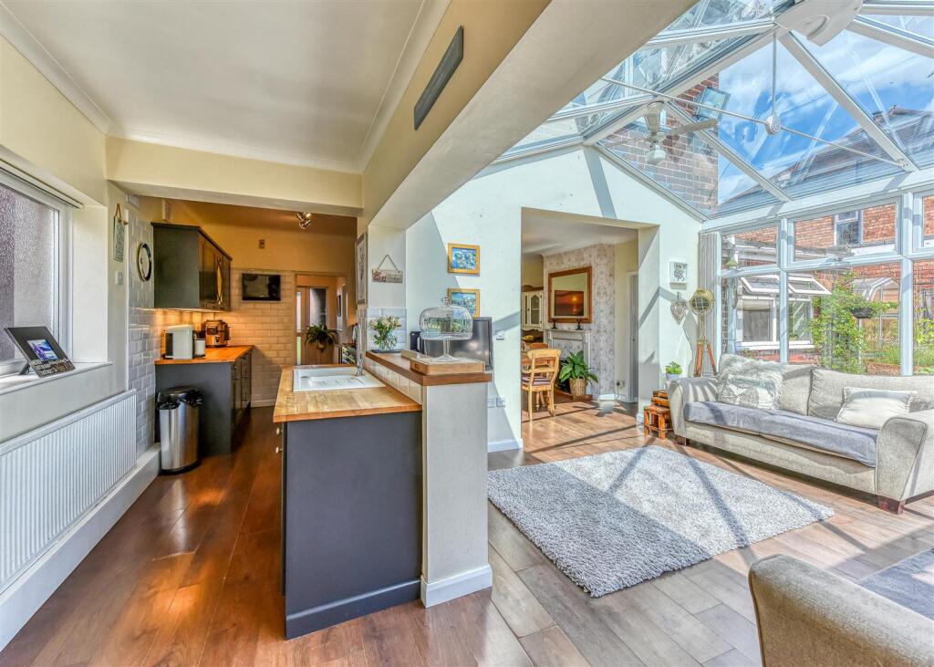 135 Sedgley Road-Kitchen Conservatory.jpg