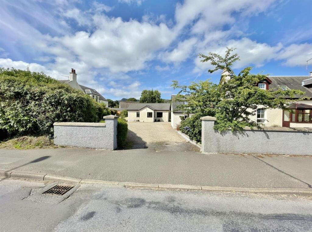 Wellingtonia Cottage from the raod shared driveway