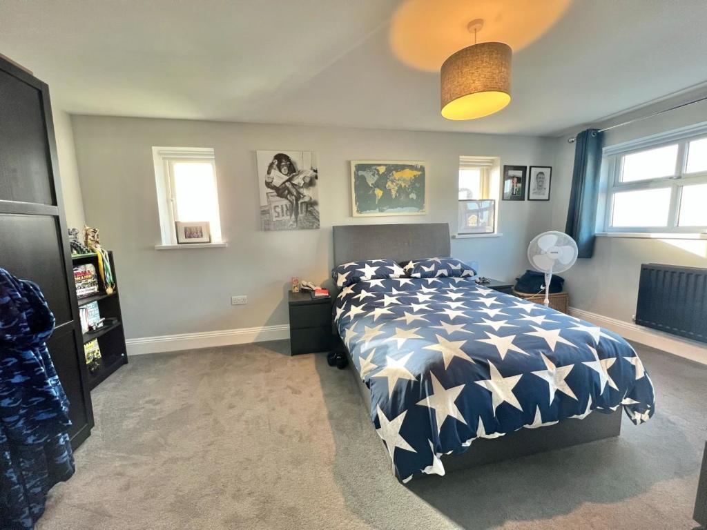 Bedroom (front aspect)