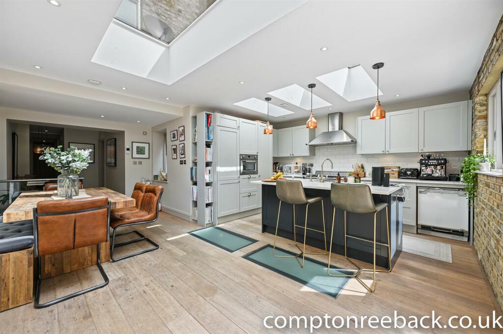 CR - 19a Sutherland Avenue - Kitchen3 (1).jpg