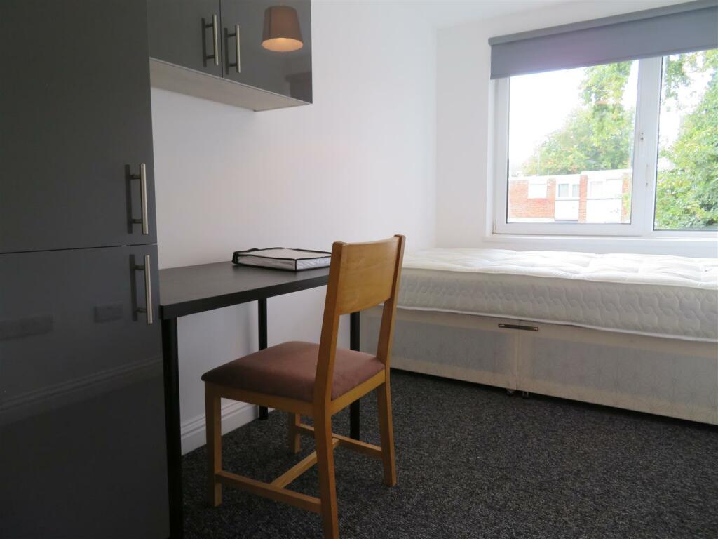 13 Milverton Bed1a.JPG